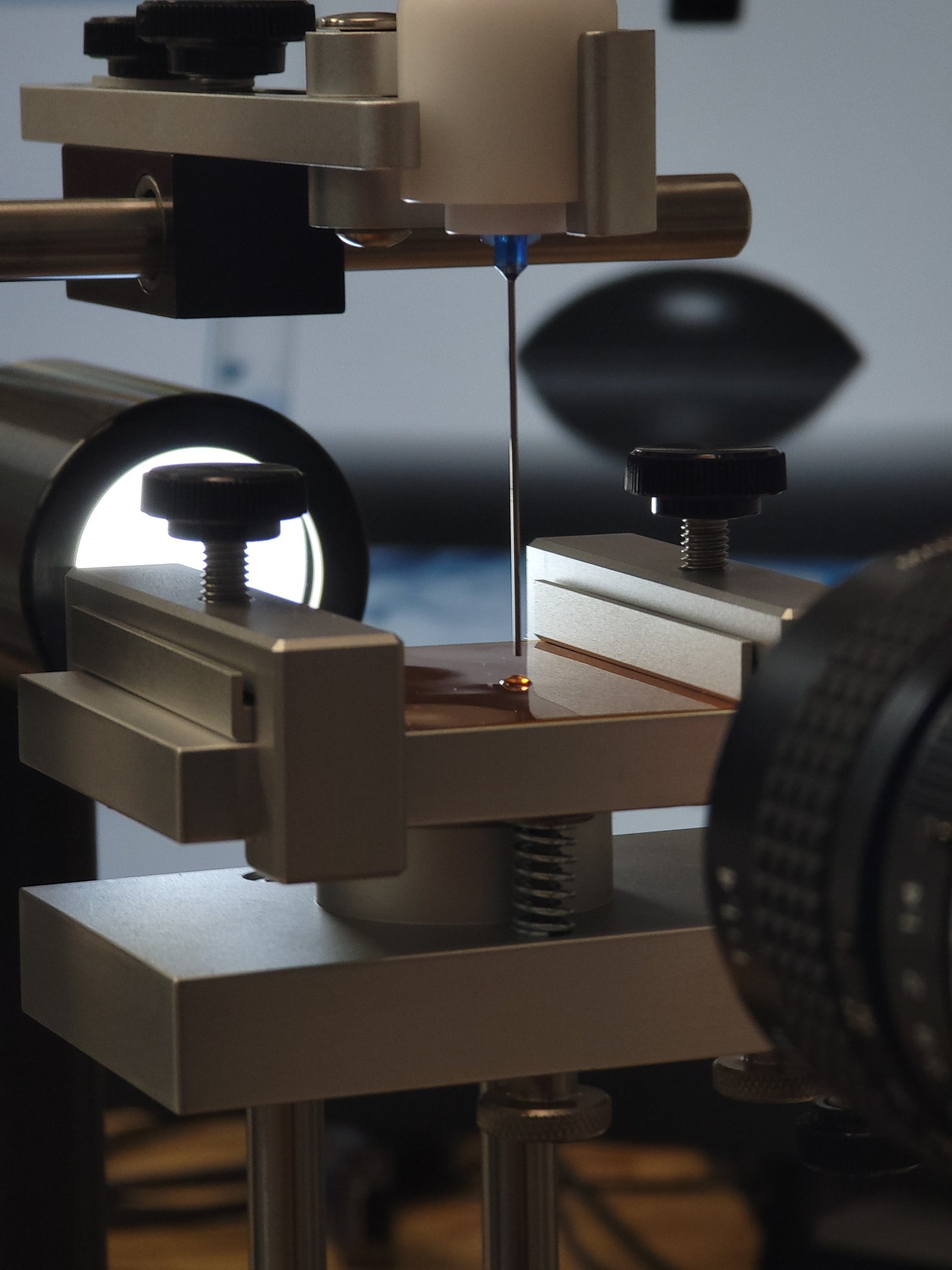 ram&eacute;-hart instrument set up for contact angle measurement